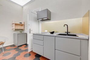 Kjøleskap, kokeplater, oppvaskmaskin og kaffetrakter/tekoker