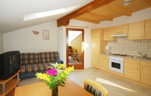 Fridge, oven, stovetop, dishwasher - Farm with livestock / child-friendly in the middle of meadows and forests (Völs am Schlern)
