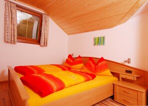 2 quartos, cofres nos quartos, ferros/tábuas de passar roupa, Wi-Fi