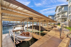 Marina - Mariner's Manor-Lakefront w/ Pool & Boat Lift (Kingsland)