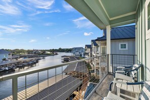 Terrace/patio - Mariner's Manor-Lakefront w/ Pool & Boat Lift (Kingsland)