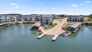 Een jachthaven met huizen aan het water, steigers en boten.
