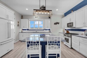 Fridge, microwave, oven, stovetop - Mariner's Manor-Lakefront w/ Pool & Boat Lift (Kingsland)