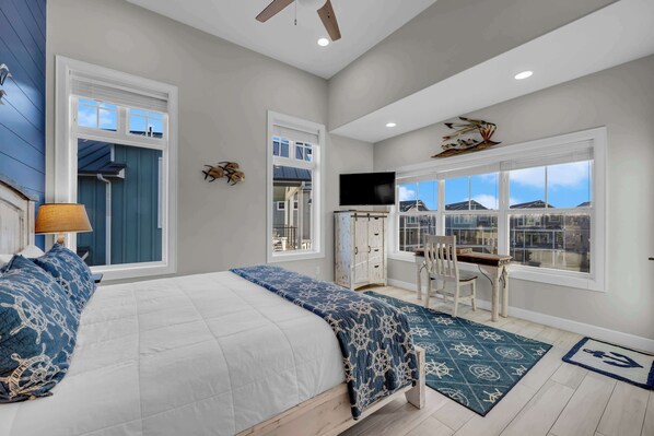 3 bedrooms, desk, iron/ironing board, WiFi - Mariner's Manor-Lakefront w/ Pool & Boat Lift (Kingsland)