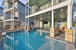 A heated pool - Mariner's Manor-Lakefront w/ Pool & Boat Lift (Kingsland)