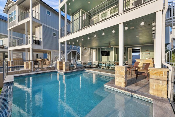 A heated pool - Mariner's Manor-Lakefront w/ Pool & Boat Lift (Kingsland)