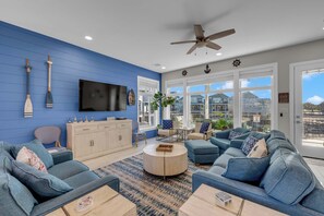 Smart TV, DVD player, offices - Mariner's Manor-Lakefront w/ Pool & Boat Lift (Kingsland)