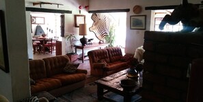 Lobby sitting area - Ruwa River Herbal Clinic & All-Inclusive Oasis Spa Resort (Harare)
