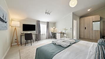 In-room safe, free WiFi, bed sheets