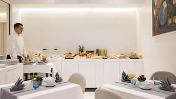Free daily buffet breakfast