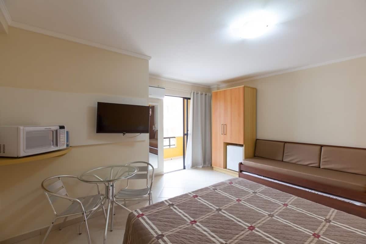 Suite | In-room safe, blackout drapes, WiFi (free), bed sheets