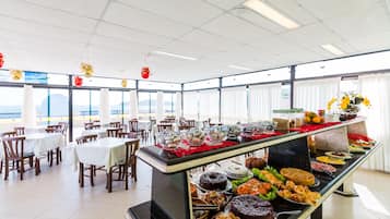Café da manhã com buffet grátis todos os dias