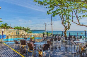 On the beach, white sand, sun-loungers, beach towels - Pousada Refúgio Costeiro (Bombinhas)