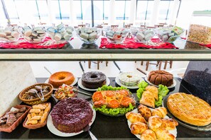Free daily buffet breakfast - Pousada Refúgio Costeiro (Bombinhas)