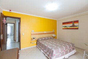 خزنة داخل الغرفة وستائر تعتيم وواي فاي مجانًا وملاءات أسرّة