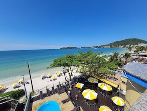 Am Strand, weißer Sandstrand, Liegestühle, Strandtücher