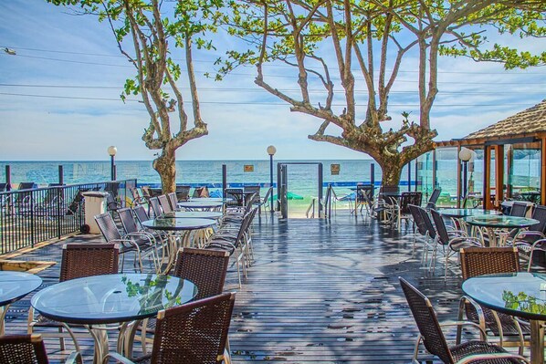 On the beach, white sand, sun-loungers, beach towels - Pousada Refúgio Costeiro (Bombinhas)