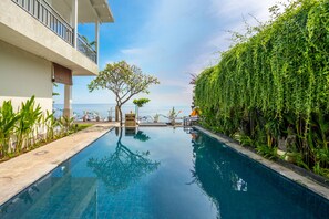 Outdoor pool - Mejore Beach Hotel (Karangasem)