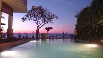 Fachada da propriedade à noite