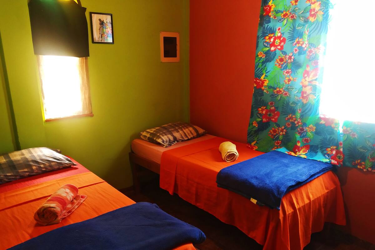 Habitación básica, vista al jardín | Decoración personalizada y espacio para trabajar con laptop