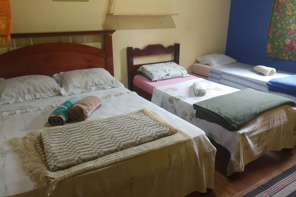 Habitación triple básica, vista al jardín, planta baja | Decoración personalizada y espacio para trabajar con laptop