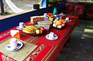 Café da manhã com pratos da culinária local grátis todos os dias