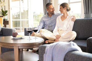 Suite Deluxe, 2 chambres (Castanea) | Coin séjour | Télévision à écran plat de 80 cm avec chaînes par satellite, télévision