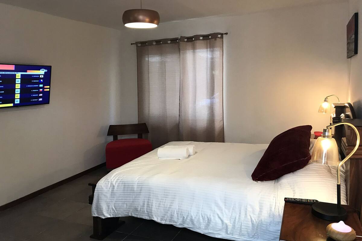Hypo-allergenic bedding, in-room safe, free WiFi, bed sheets