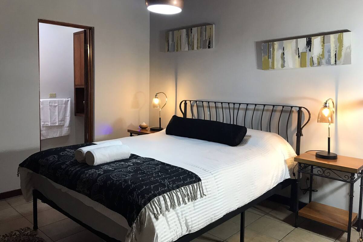 Hypo-allergenic bedding, in-room safe, free WiFi, bed sheets