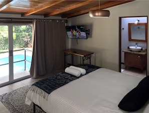 Hypo-allergenic bedding, in-room safe, free WiFi, bed sheets