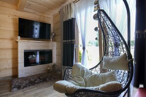 Chalet Deluxe, 3 habitaciones | Área de sala de estar | Televisión LED y juguetes 