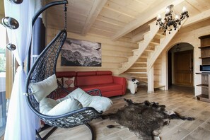 Chalet Deluxe, 3 habitaciones | Área de sala de estar | Televisión LED y juguetes 