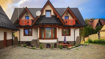 Comfort Chalet | Living area | LED TV, toys