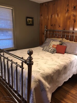 3 bedrooms, iron/ironing board, WiFi, bed sheets - The place to stop on your Journey (Delaware)