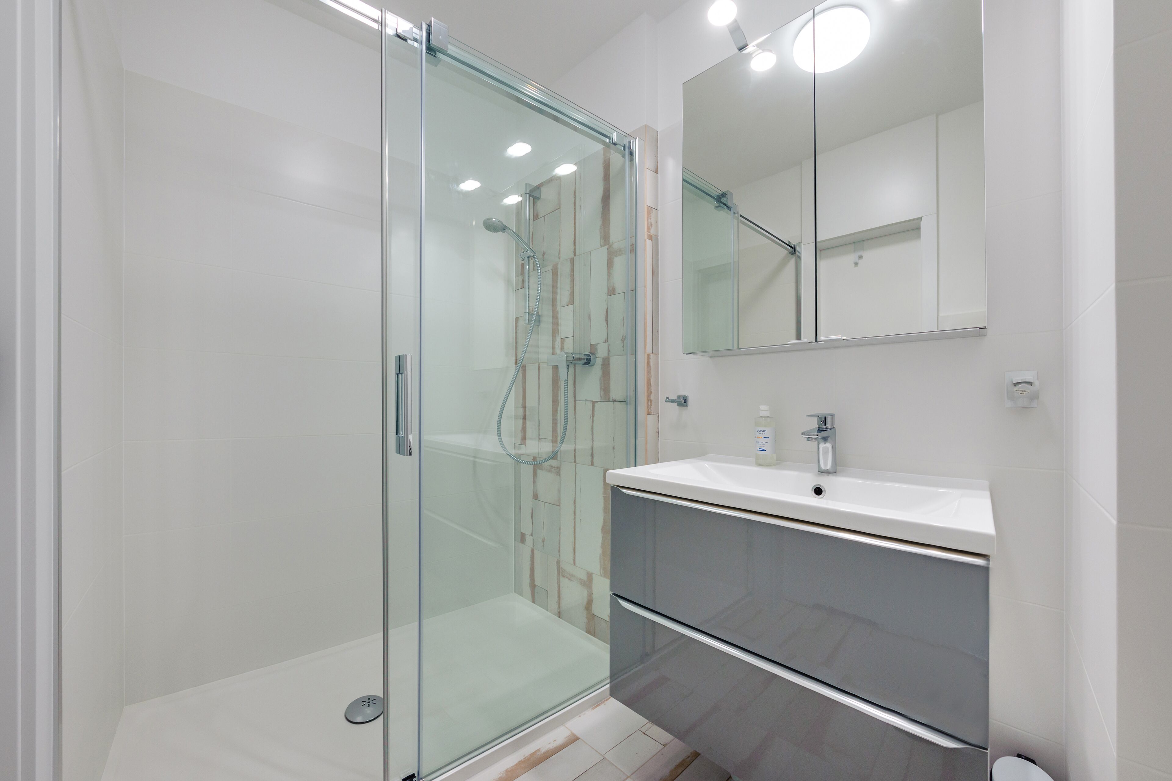 Apartamento (48, ul. Kasprowicza 16) | Baño | Ducha, secador de pelo y toallas