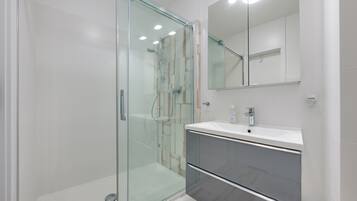 Apartamento (48, ul. Kasprowicza 16) | Baño | Ducha, secador de pelo y toallas