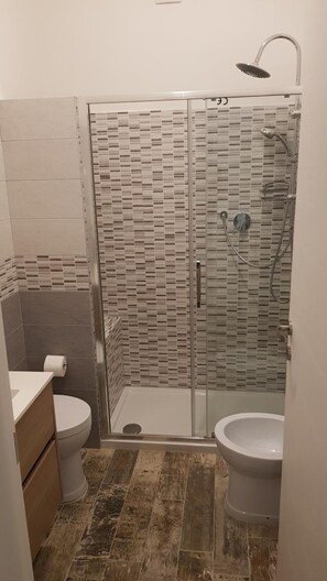 Dusj, hårføner, bidé og håndklær