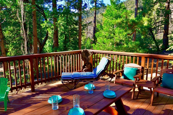 Outdoor dining is ideal for enjoying the summer breeze. - Outdoor dining is ideal for enjoying the summer breeze.