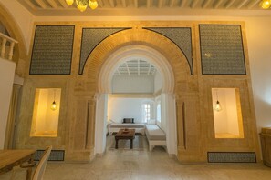 皇家套房 (Alyssa) | 起居区 | 45-英寸智能电视（配备卫星频道）