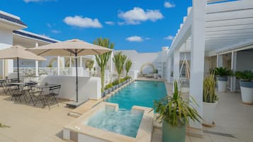 Piscina externa, espreguiçadeiras