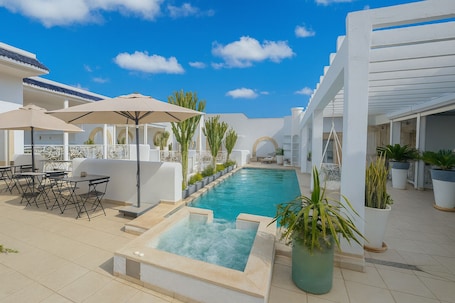 Kolam renang outdoor, dengan kursi berjemur