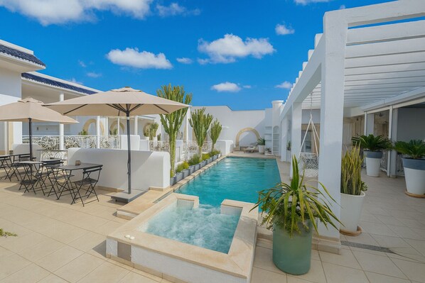 Outdoor pool, pool loungers