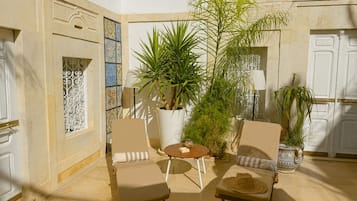 Suite Supérieure, vue cour intérieure | Terrasse/Patio