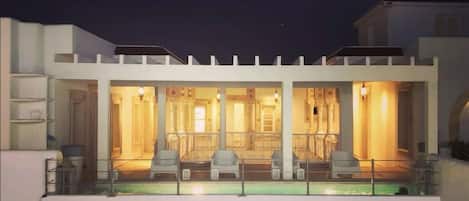 Fassade der Unterkunft – Abend/Nacht