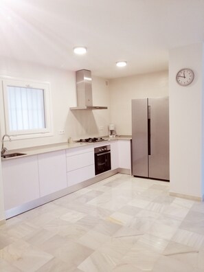 Jääkaappi, mikroaaltouuni, kahvin-/teenkeitin