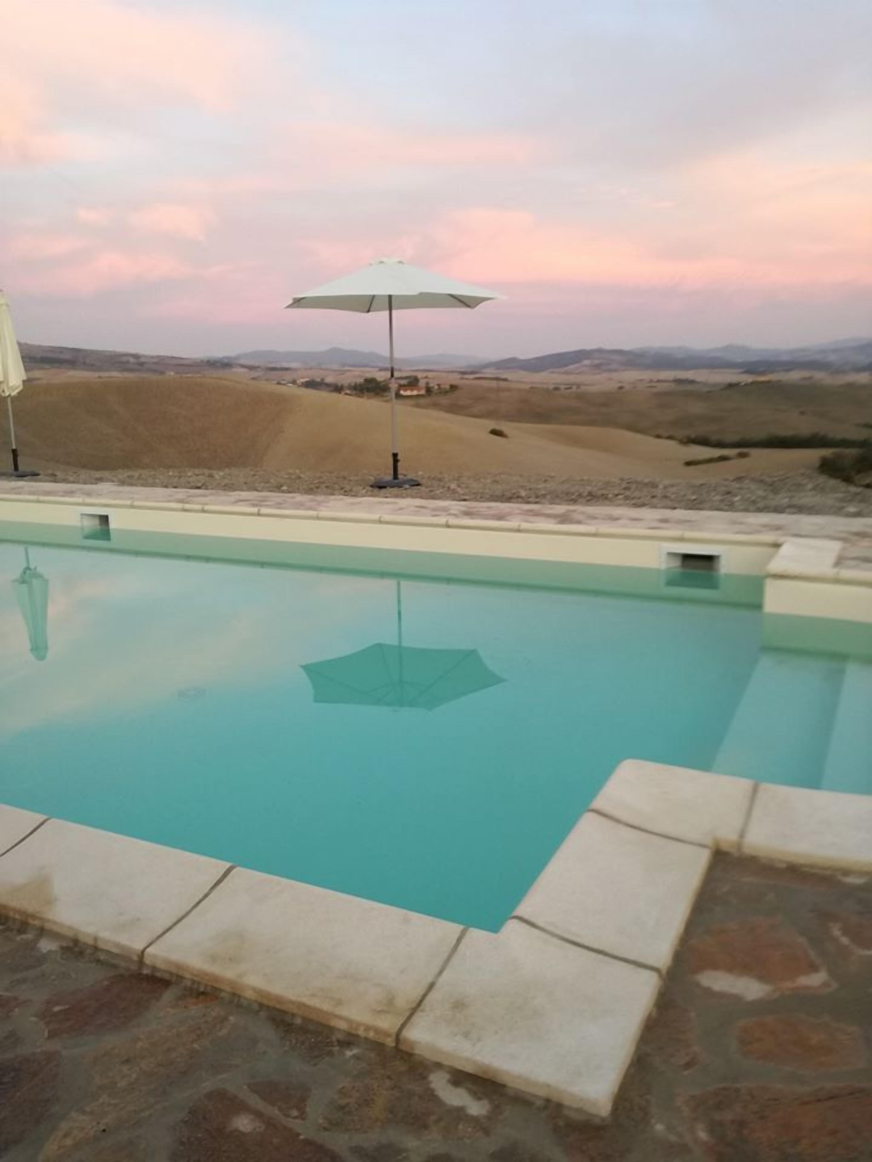 Sesongbasert utendørsbasseng, bassengparasoller og solsenger