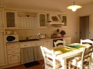 Leilighet, 1. etasje (Farro) | Eget kjøkken | Kjøleskap, mikrobølgeovn, ovn og kokeplater