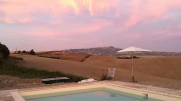 Piscine extérieure (ouverte en saison), parasols de plage