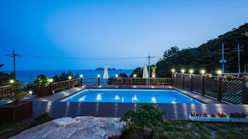 Kolam renang outdoor musiman, dengan payung kolam renang