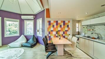 Kamar (203) | Area keluarga | Televisi layar datar 55-inci dengan saluran TV kabel dan TV